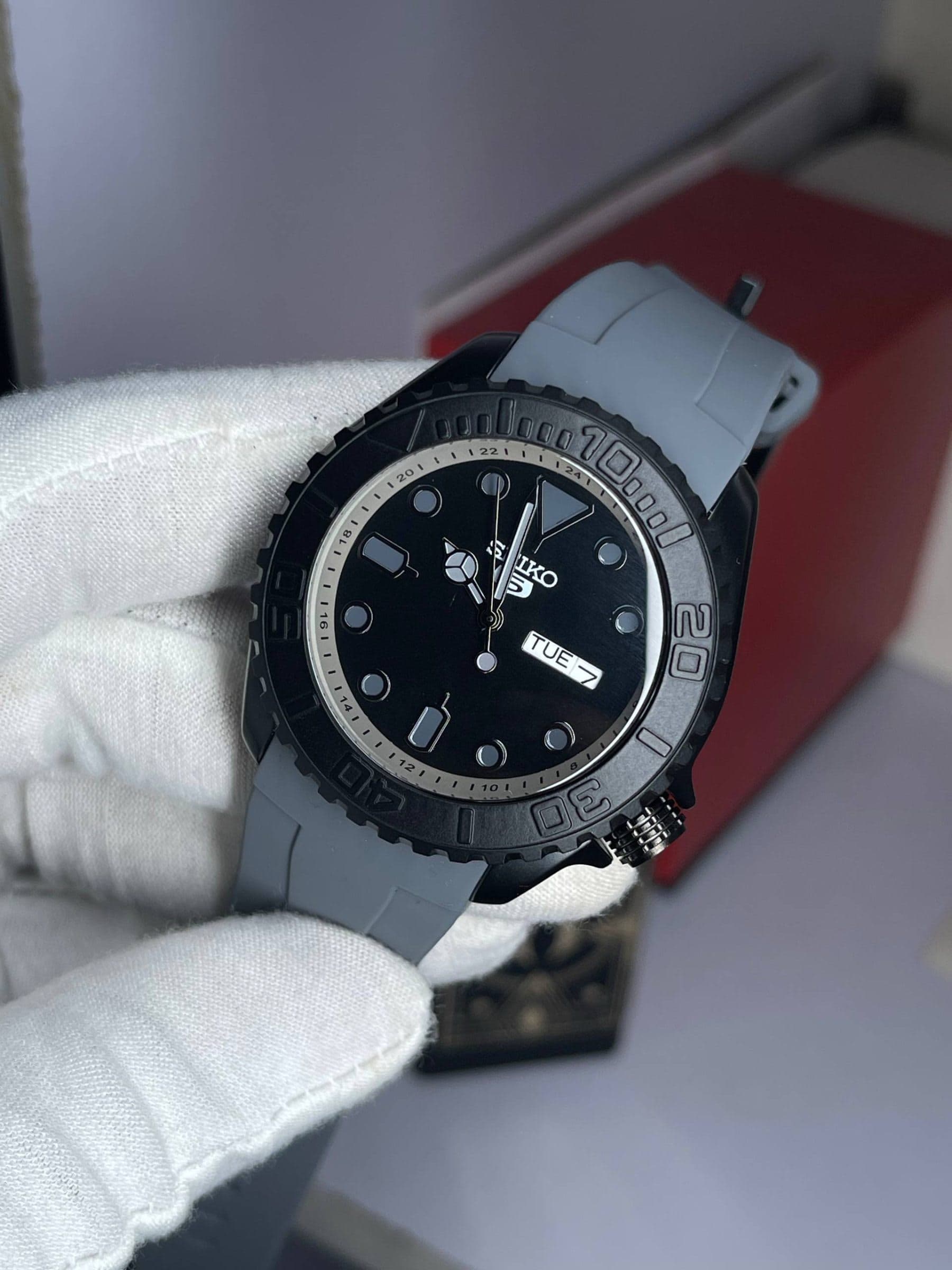 Seiko 5 quartz Men's Watch - Durable, Stylish, and Reliable — image 1