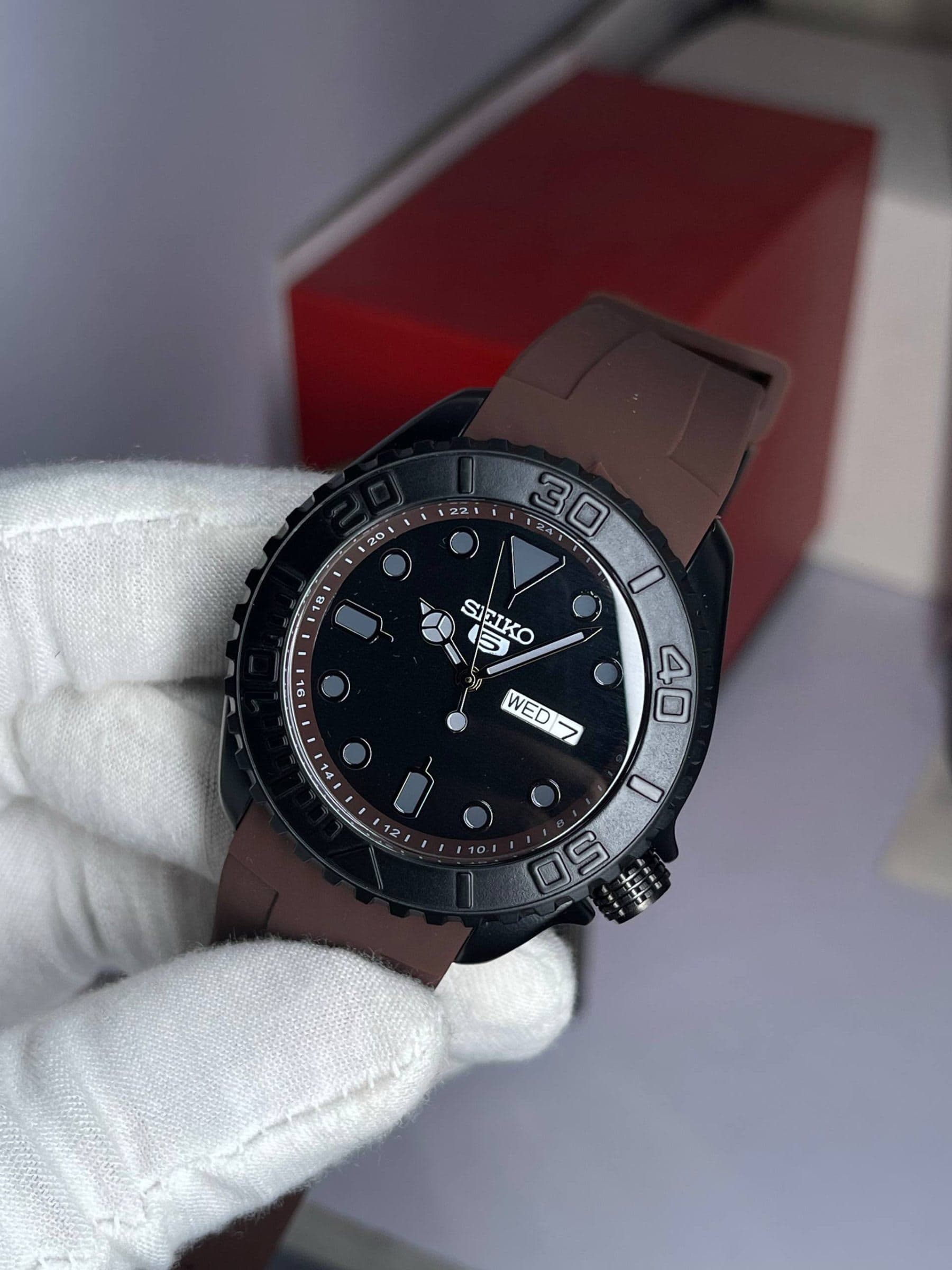 Seiko 5 Quartz Watch - Precision Timing and Classic Design — image 1