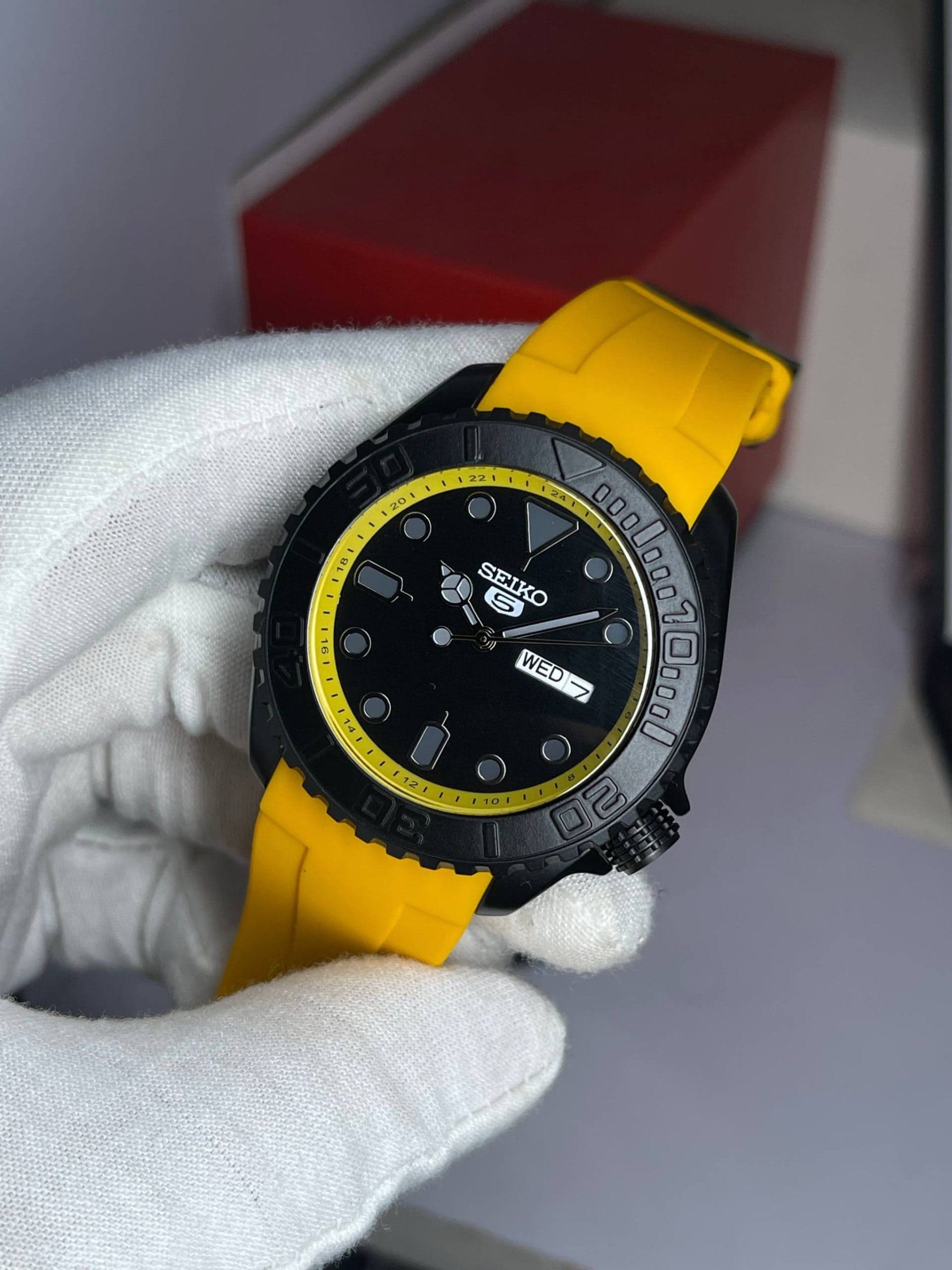 Seiko 5 Quartz Watch - Precision Timing and Classic Design — image 1