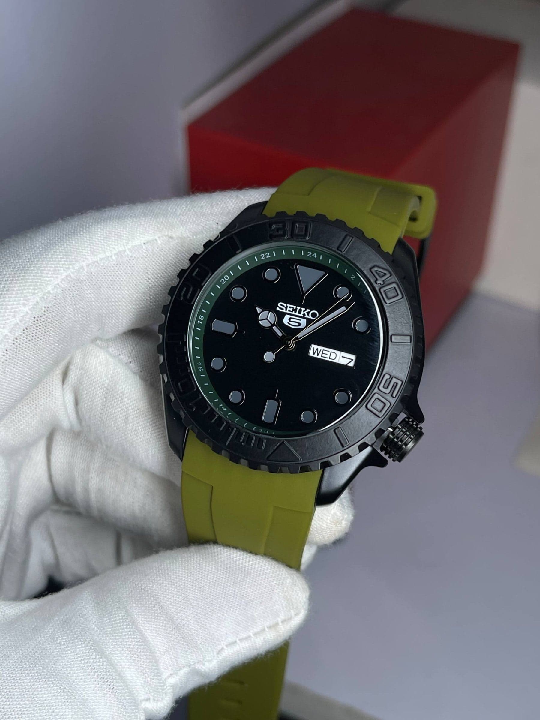 Seiko 5 quartz — image 1