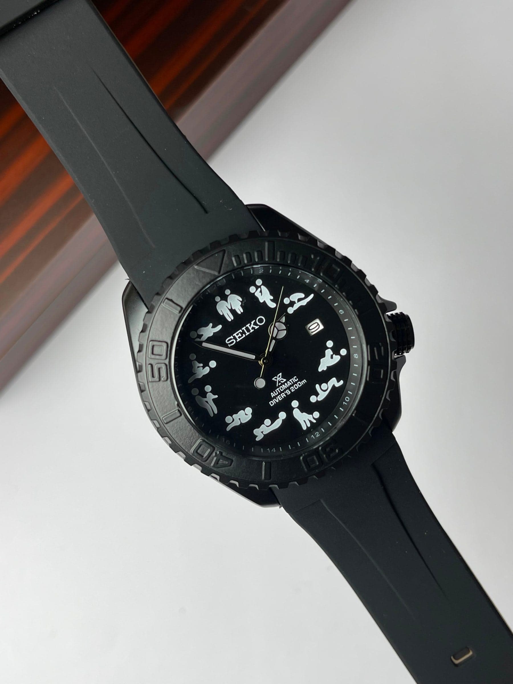 Seiko 5 Quartz Watch with Unique Dial Design — image 1