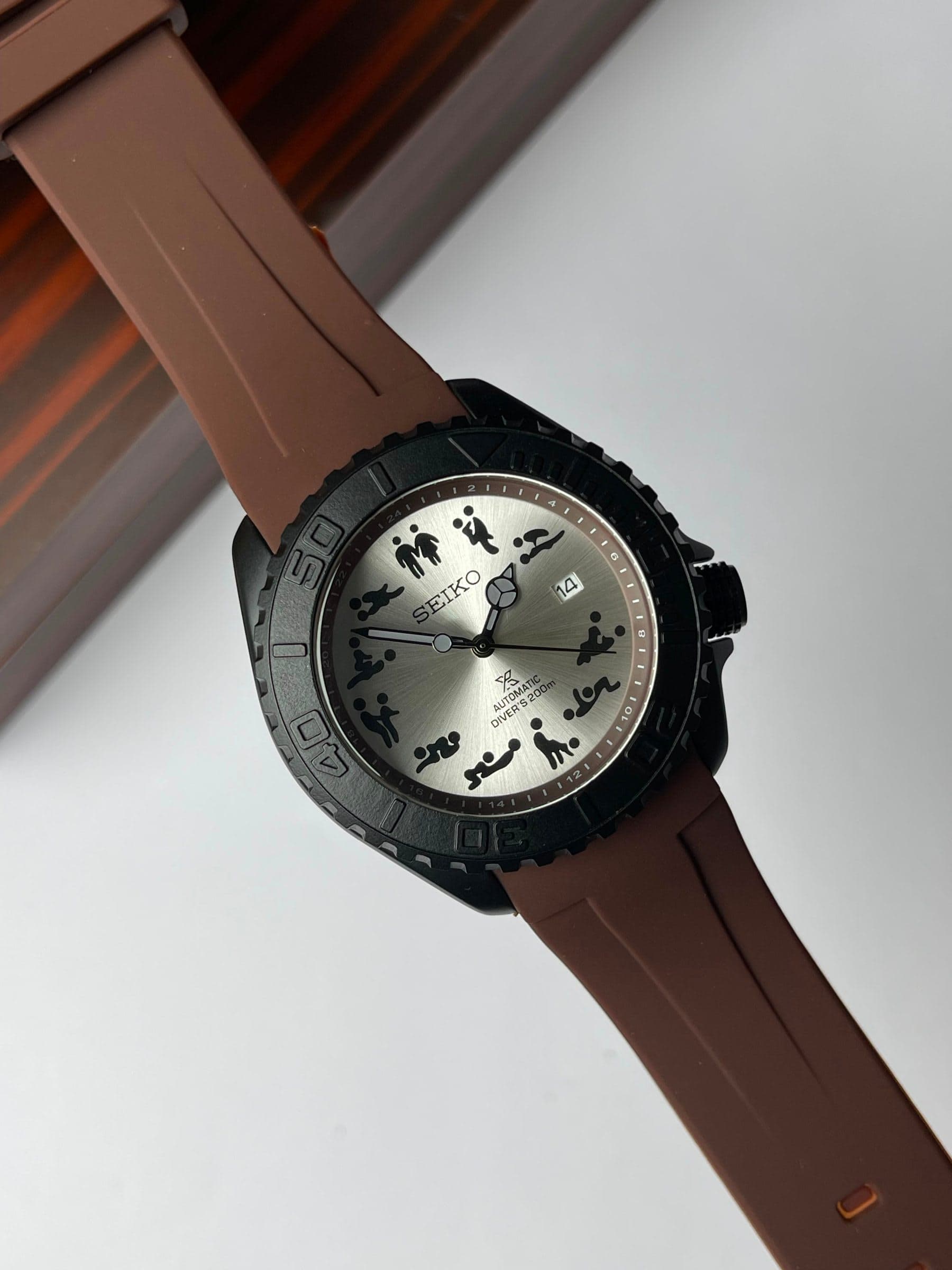Seiko 5 Quartz Movement with Striking Dial Design — image 1